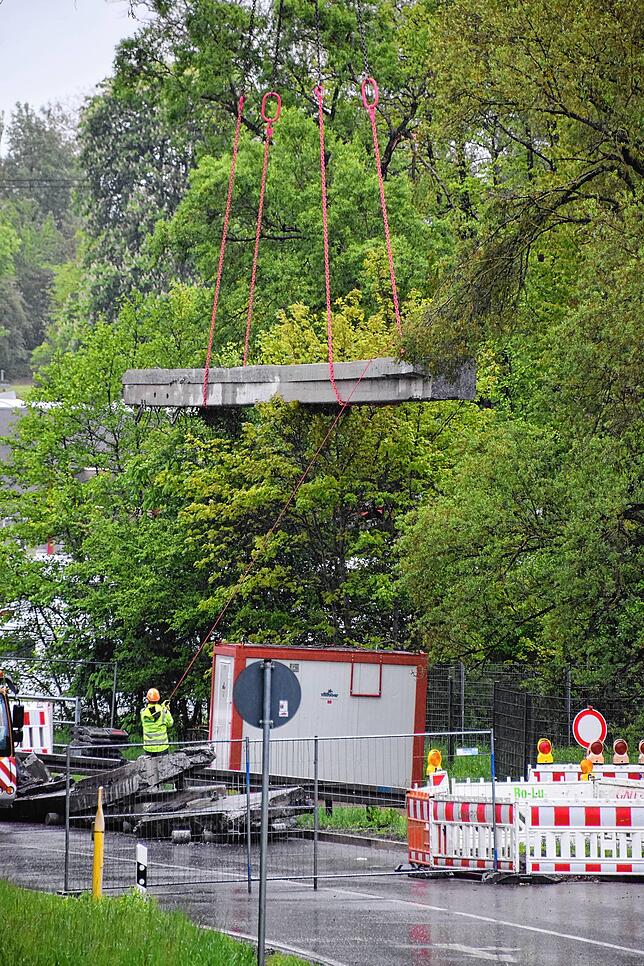 Ein rund 25 Tonnen schwerer Streifen aus Beton schwebt per Autokran zu Seite.