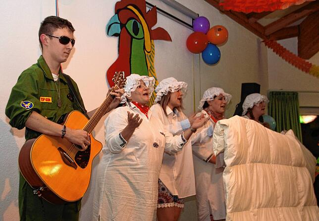 Ben Schneider (links) begleitete die Walder Perlen Hida Gassner, Steffi Dukart, Rike Straub und Lucy Reiss.
