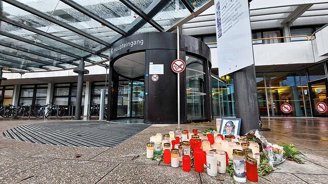 Im Dezember wurden am Eingang zum Klinikum Kerzen für die verstorbene Oberärztin aufgestellt.