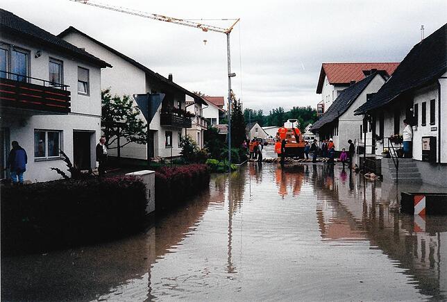 Wasser steht auf den Straßen in der Schmittenau.