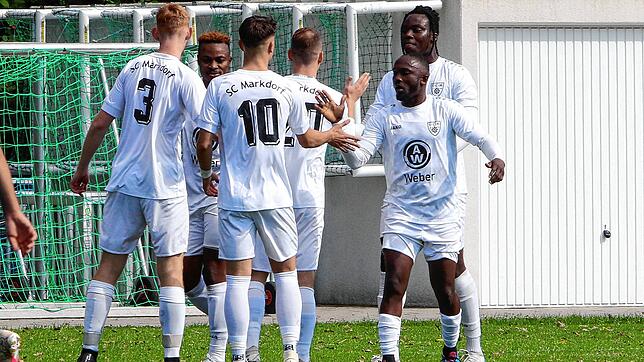 Alle drei Markdorfer Tore steuerte Austyn Adefeyiju (Zweiter, von links) zum 3:1-Erfolg seiner Mannschaft über den TuS Immenstaad bei.