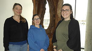 Inklusionsbeauftragte Annika Taube (von links), Sarah Zwerger von der Mediathek und Lara Volk von den Lebensräumen für Jung und Alt ...