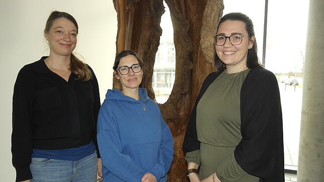 Inklusionsbeauftragte Annika Taube (von links), Sarah Zwerger von der Mediathek und Lara Volk von den Lebensräumen für Jung und Alt ...