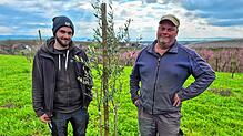 Bruno Wagner (rechts) mit Sohn Thomas Wagner. In der Mitte steht eine Investition für die Zukunft: der Olivenbaum.