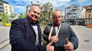 Ehrenamtliche helfen Ukrainern: Oleg Kovalchuk (rechts), der verwundete Soldat, mit seinem Helfer Christoph Mezger in Friedrichshafen.