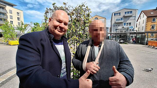 Ehrenamtliche helfen Ukrainern: Oleg Kovalchuk (rechts), der verwundete Soldat, mit seinem Helfer Christoph Mezger in Friedrichshafen.