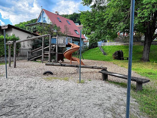 Der Spielplatz im Westen von Tiengen bietet eine überraschend vielfältige Auswahl an Spielgeräten.