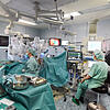 Blick in das Transplantationszentrum am Universitätsklinikum Leipzig: Hier wird einem Organspender von einem Operationsteam eine Niere ...