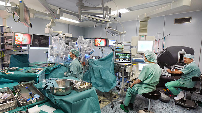 Blick in das Transplantationszentrum am Universitätsklinikum Leipzig: Hier wird einem Organspender von einem Operationsteam eine Niere ...