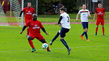 Leonard Fleischhacker (SG Reichenau-Waldsiedlung, rechts) trifft zwar zum 2:1, aber dem TSV Konstanz (Pascal Egbo) gelingt ein spätes ...