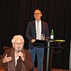 Christine Rammensee, Vorsitzende des Hospizvereins (vorne), leitete die Diskussionsrunde ein, in der Zuhörer Fragen an Achim Gowin, ...
