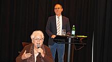 Christine Rammensee, Vorsitzende des Hospizvereins (vorne), leitete die Diskussionsrunde ein, in der Zuhörer Fragen an Achim Gowin, ...