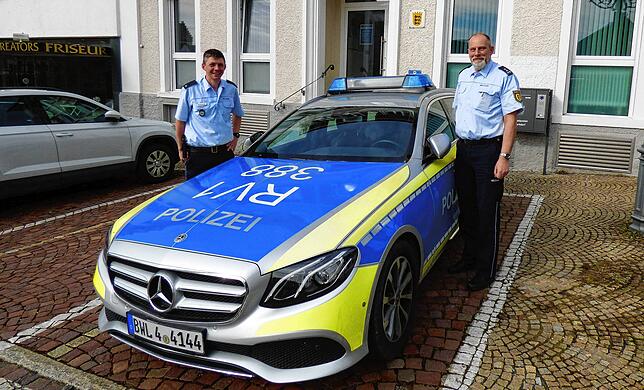 „Große Fußstapfen“: Vor Damast war Jörg Schirm (rechts, links Überlingens Revierleiter Stephan Stitzenberger) langjähriger ...