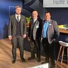 Apfelhändler Ewald Grundler (Mitte) mit seinem beiden Söhnen Fabian Grundler (links), und Nico Grundler, dem Geschäftsführer der Obst ...