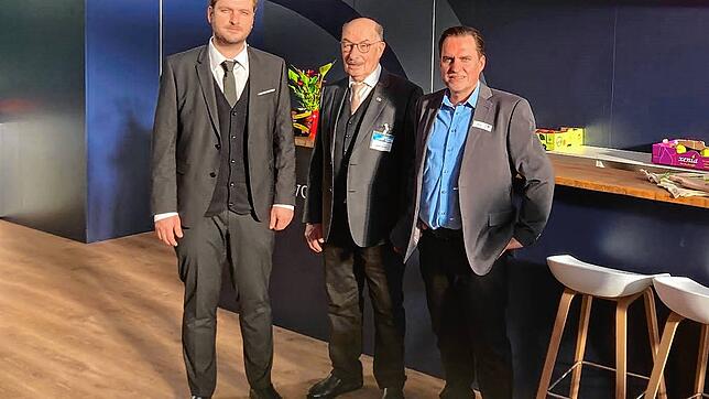 Apfelhändler Ewald Grundler (Mitte) mit seinem beiden Söhnen Fabian Grundler (links), und Nico Grundler, dem Geschäftsführer der Obst ...