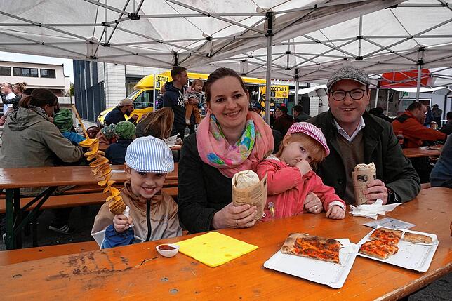 Leckeres Essen: Familie Tannenholz aus Waldshut lässt es sich auf dem Tiengener Marktplatz gut gehen, wo rund zehn Food-Trucks Burger, ...