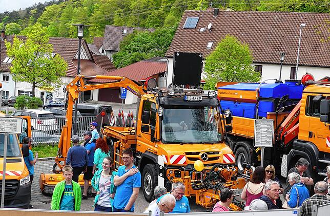 Die Einsatzfahrzeuge der Straßenmeisterei beeindruckten die Gäste. Hier war zu erfahren, was diese „Helden der Straße“ ...