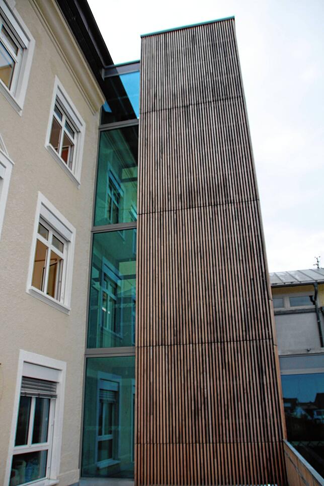 Ein neuer Aufzug macht einen barrierefreien Zugang zur Schule möglich.