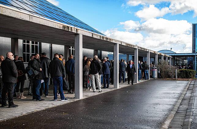 Zahlreiche Menschen stehen für den AfD-Landesparteitag vor der Stadthalle an.