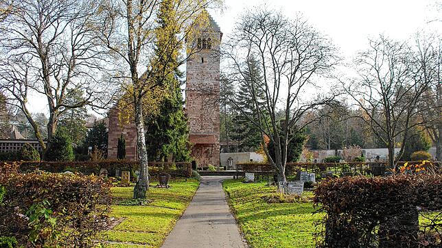 Blick über den Villinger Friedhof zur Friedhofskapelle, auch Altstadtkirche genannt. Die Gebühren steigen deutlich an.