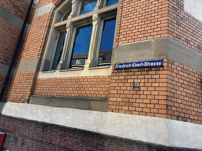 Der Name der Straße erinnert an den ehemaligen Reichspräsdidenten Friedrich Ebert. Der Sozialdemokrat war von 1919 bis zu seinem Tod ...