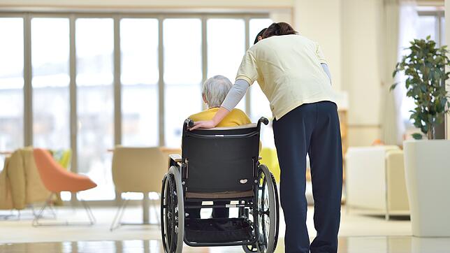 Wenn die Pflege zu Hause vorübergehend nicht möglich ist, kann die vollstationäre Kurzzeitpflege helfen.