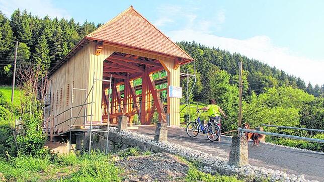 Restliche Arbeiten an der neuen Zimmerer Holzbrücke sind derzeit noch im Gang. Der Donauübergang kann aber schon seit einigen Wochen ...