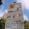 Soll der Spielplatz "Schari" im Sommer über 20 Uhr hinaus geöffnet sein? Nutzer wünschen sich das, die Beschilderung sagt etwas anderes.