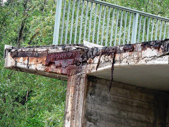 Rost vom Stahl, und der Beton sieht auch nicht gerade beruhigend aus. Nachdem ein Abschnitt &ndash; eines der drei sogenannten Felder ...