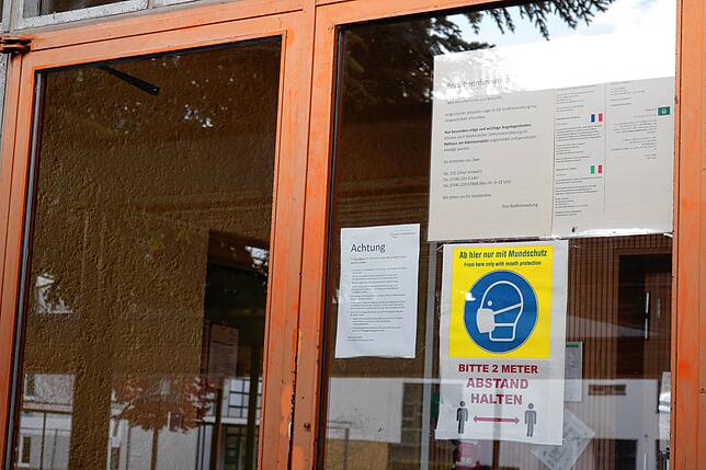 Mund-Nasen-Schutz und Abstand halten – an den Schulen wird auf die AHA-Regeln aufmerksam gemacht.