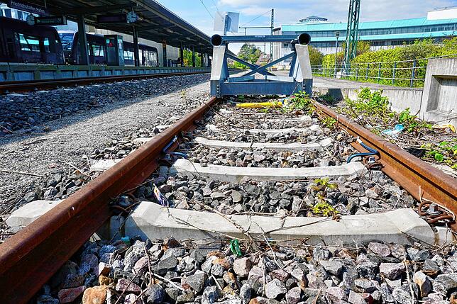 Hier könnte er stehen, der Maybach-Museumszug – mit eigenem Bahnsteig. Gleis 3 am Hafenbahnhof in Friedrichshafen braucht die Bahn ...