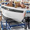 Bavaria-Mitarbeiter bauen im bayrischen Giebelstadt ein Motorboot. Den Großteil des Umsatzes von gut 70 Millionen Euro macht man mit ...