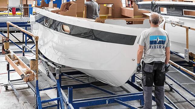 Bavaria-Mitarbeiter bauen im bayrischen Giebelstadt ein Motorboot. Den Großteil des Umsatzes von gut 70 Millionen Euro macht man mit ...