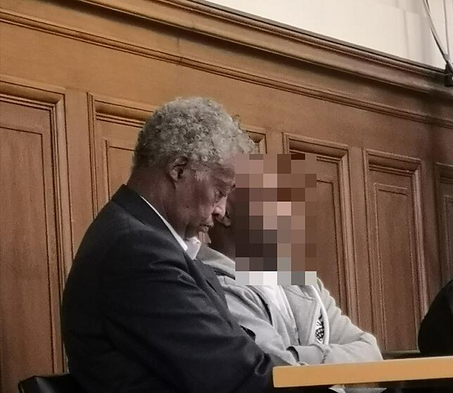 Der Angeklagte (rechts) mit dem Dolmetscher. Der Mann stand wegen gefährlicher Körperverletzung vor dem Landgericht Rottweil. Inzwischen ...