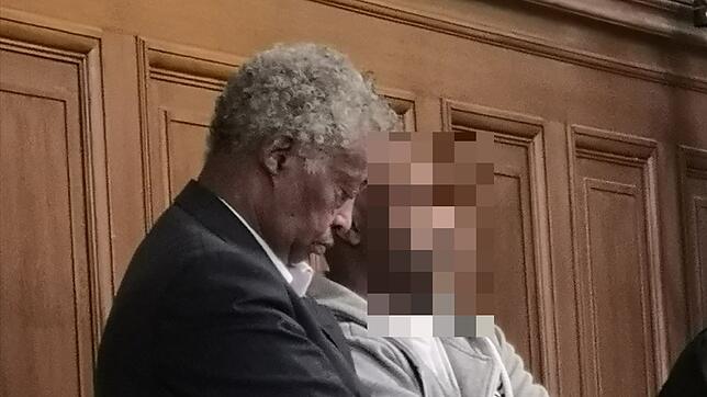 Der Angeklagte (rechts) mit dem Dolmetscher. Der Mann stand wegen gefährlicher Körperverletzung vor dem Landgericht Rottweil. Inzwischen ...