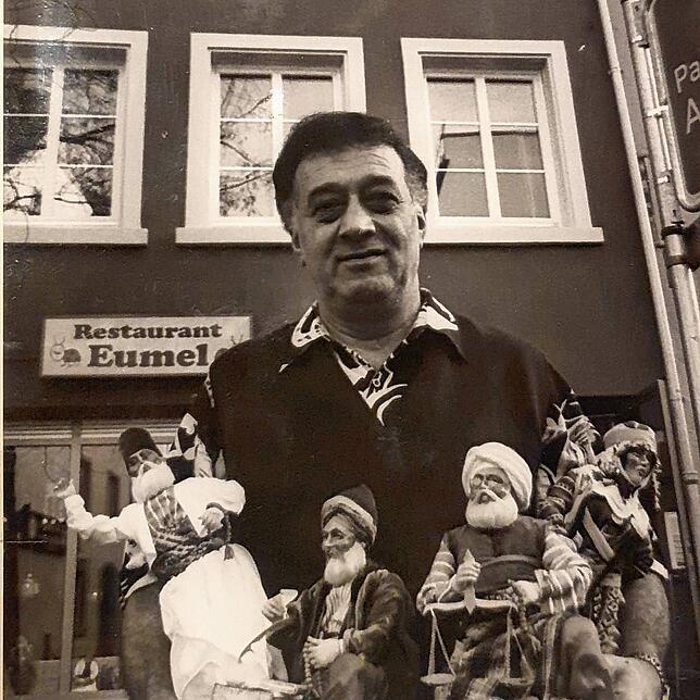 Faruk Yilmazer vor dem „Eumel“ in der Hüetlinstraße. In seinen Händen türkische Puppen – eine Anspielung auf den Namen ...