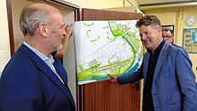 Bürgermeister Stefan Kaiser (links) erläutert dem CDU-Europaabgeordneten Andreas Schwab die Pläne für den Bau des Zentralkrankenhauses ...