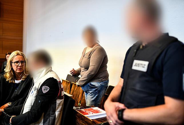 Missbrauchsfall - Prozess gegen Mutter und Lebensgefährte Der wegen Kindesmissbrauchs angeklagte Lebensgefährte (2.v.l) und die angeklagte Mutter (2.v.r) in einem Saal des Landgerichts, links ...