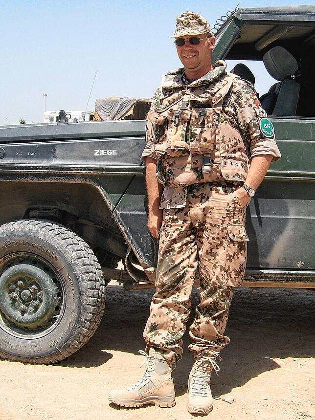 In Tarnfarben und Militärkleidung: Uwe Becker vor einer Fahrt in die Innenstadt von Kunduz, Afghanistan.