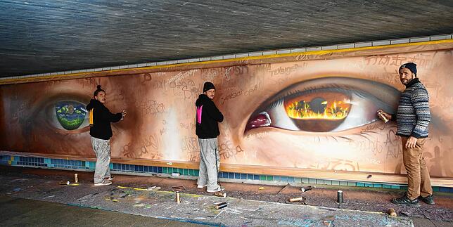 Urban-Art-Künstler bei der Arbeit (von links): Fabian Florin, Chris Schäper und Emin Hasirci gestalten das Probekunstwerk in der ...