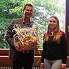 Bürgermeister Patrick Stärk würdigte die Erfolge der Sportlerin und gratulierte mit einem sportlich-gesunden Geschenkekorb.