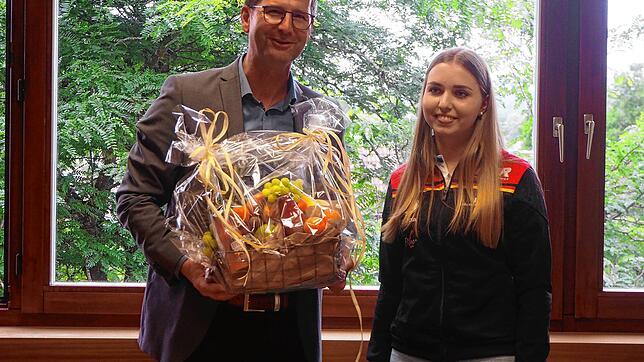 Bürgermeister Patrick Stärk würdigte die Erfolge der Sportlerin und gratulierte mit einem sportlich-gesunden Geschenkekorb.
