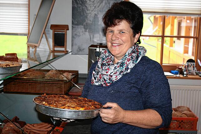 Im Verkaufsraum mit Café serviert Gabi Fichter frisch gebackenen Blechkuchen und Torten sowie Brot und Brötchen.