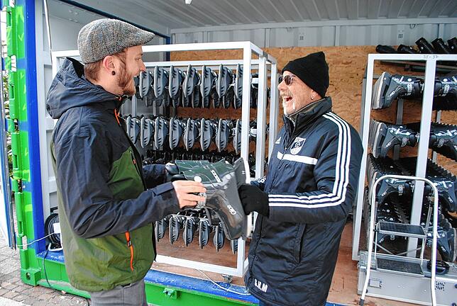 Bild 1: Wie fährt es sich auf einer Eisbahn aus Kunststoff? Wir haben den Test gemacht (mit Videos)