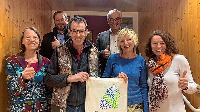 Die Z-Idee-Lenkungsgruppe (vorn, von links) Angelika Graubner, Hubert Strittmatter, Susanne Schaub und Ingeborg Stich mit den ...