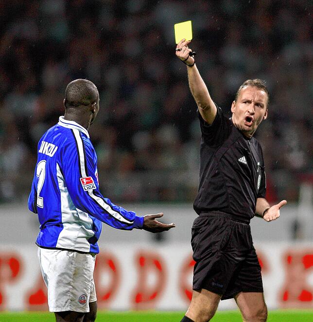 Wagner pfiff 197 Bundesligaspiele, hier zeigt er im Jahr 2005 Razundara Tjikuzu von Hansa Rostock die Gelbe Karte.