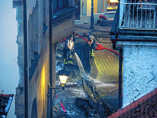 Bild 8: Nach dem Großbrand in Konstanz: Der Einsatz geht in seine zweite Nacht