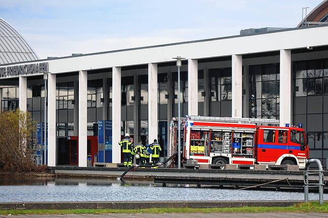 Bild 7: Feuer auf Messegelände! So dramatisch war der Einsatz der Feuerwehr in Friedrichshafen