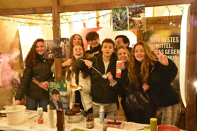 Waffelstand der Schule Schloss Salem auf dem Salemer Weihnachtsmarkt im Schlossbezirk.