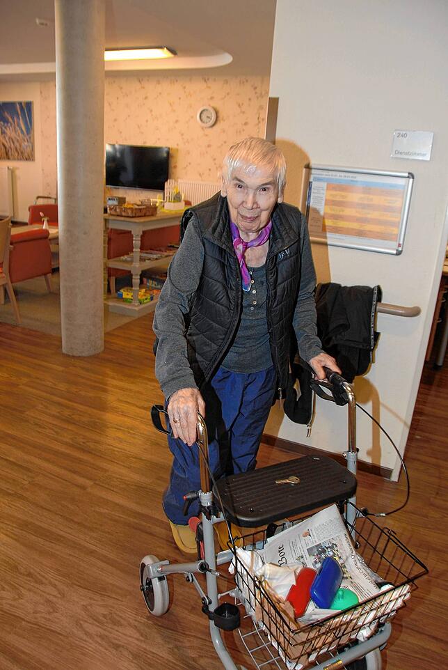 Lieselotte Liebert, 94 Jahre alt aber topfit im Kopf, will immer aktuell informiert sein, wie sich die Situation um den Corona-Virus ...